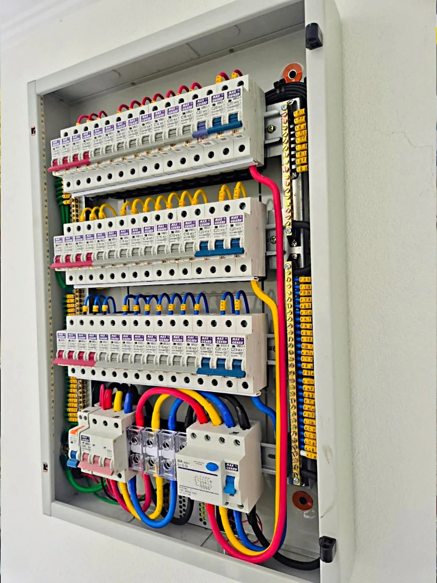 Quadro elétrico instalado com organização de circuitos