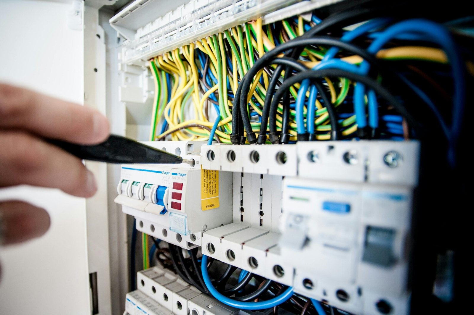 Eletricista a trabalhar num quadro elétrico